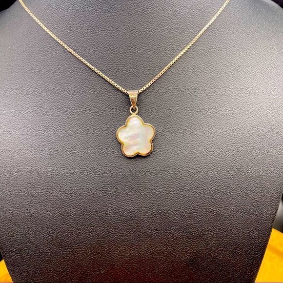 925 silver 18 in box chain with approx 1/2 in floral mother of pearl pendant - Picture 1 of 5